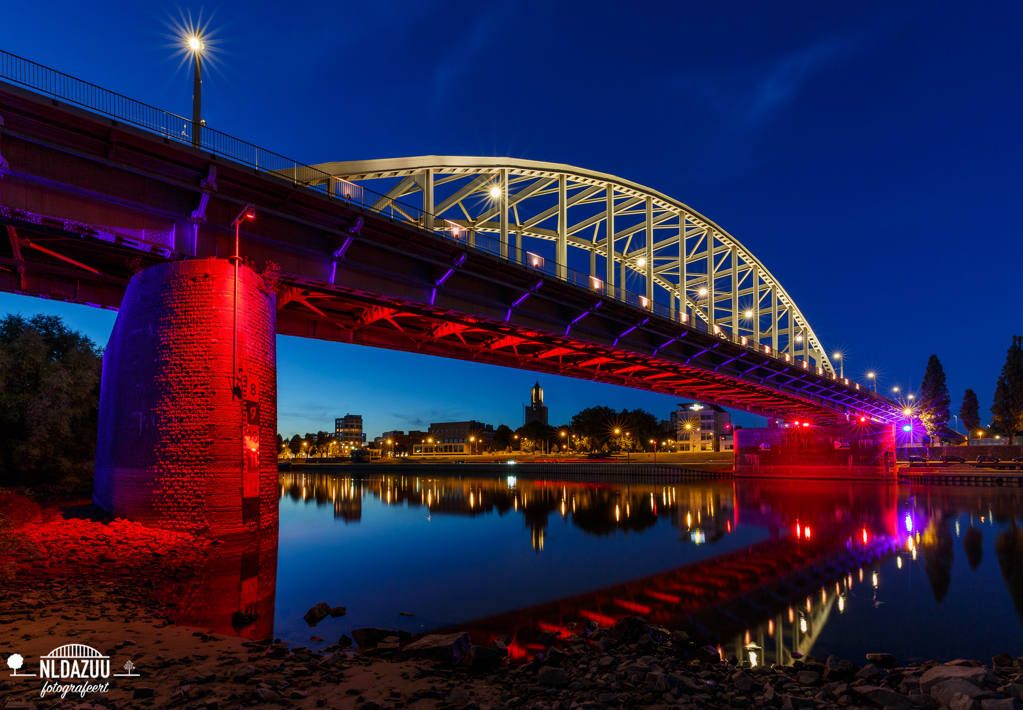 John Frost brug in rood tijdens het blauwe uur