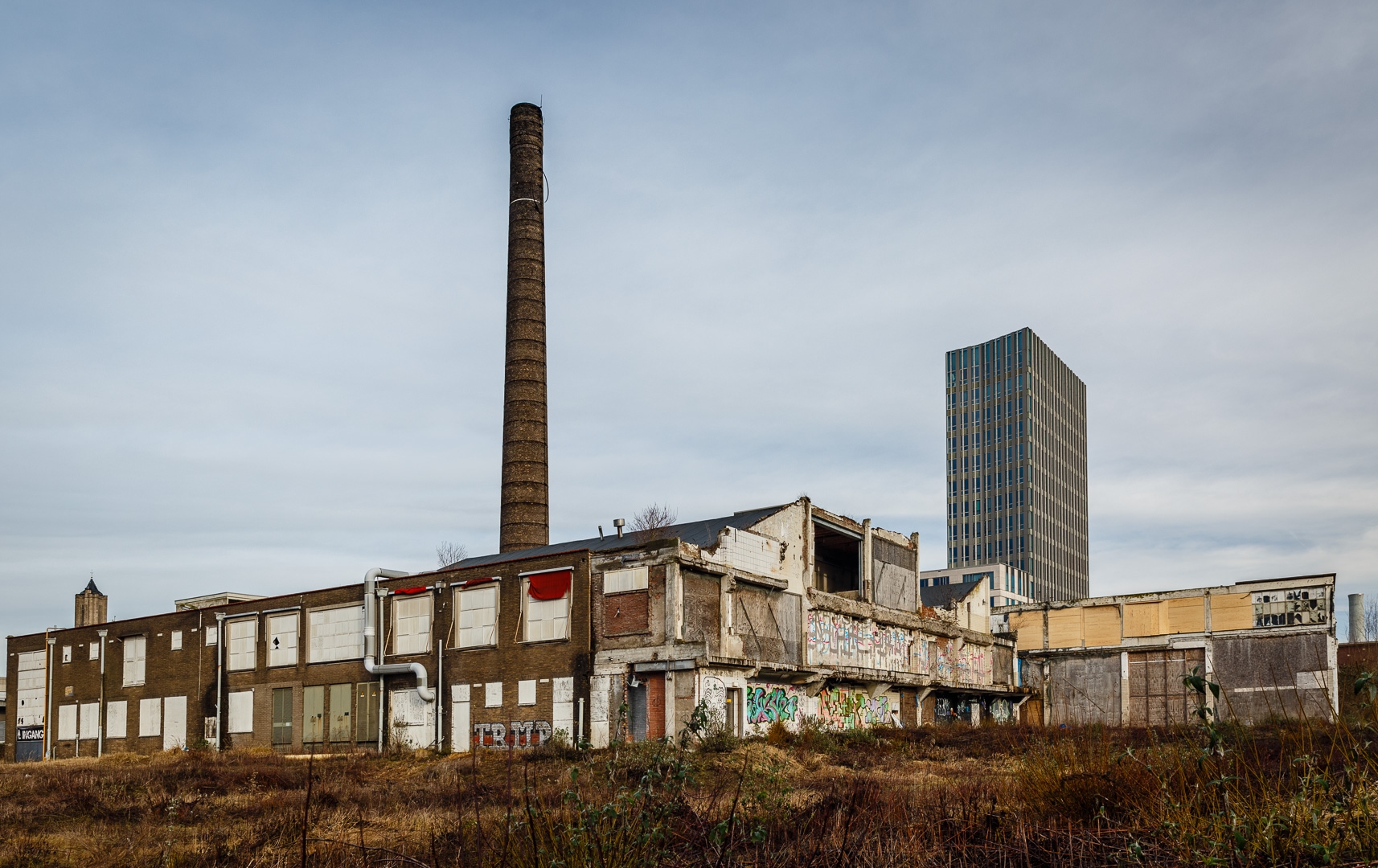 De Oude Melkfabriek, schril contrast met het moderne stadskantoor in Arnhem