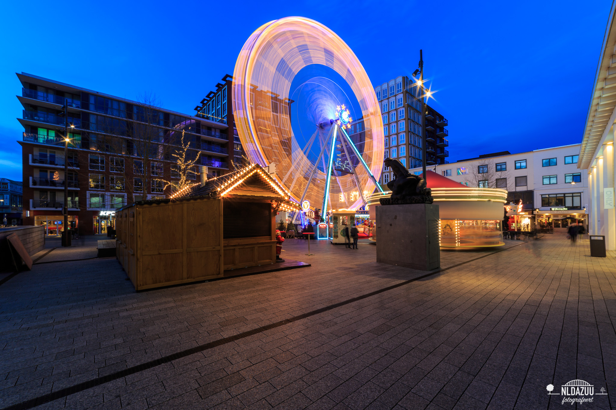nldazuu fotografeert blauwe uur, Blue hour opname van de kerstmarkt op Plein 44 te Nijmegen
