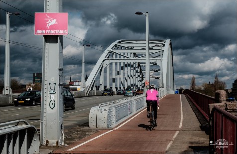 Arnhem kleurt roze! Fietser op de John Frostbrug in roze trui