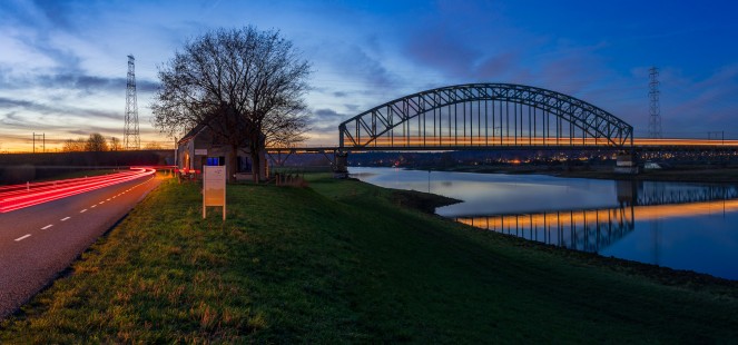 Verkeer op de dijk tussen Arnhem en Driel