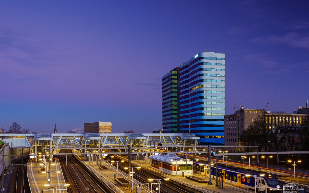 Arnhem Centraal station met zicht op de Park- en Rijntoren Arnhem avondfotografie
