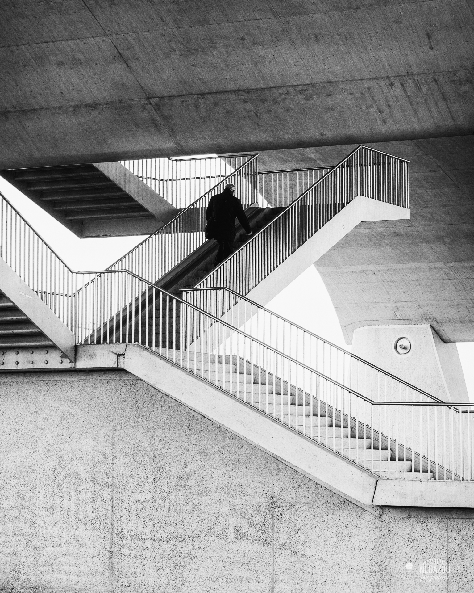 wandelaar trap zwart wit beeld