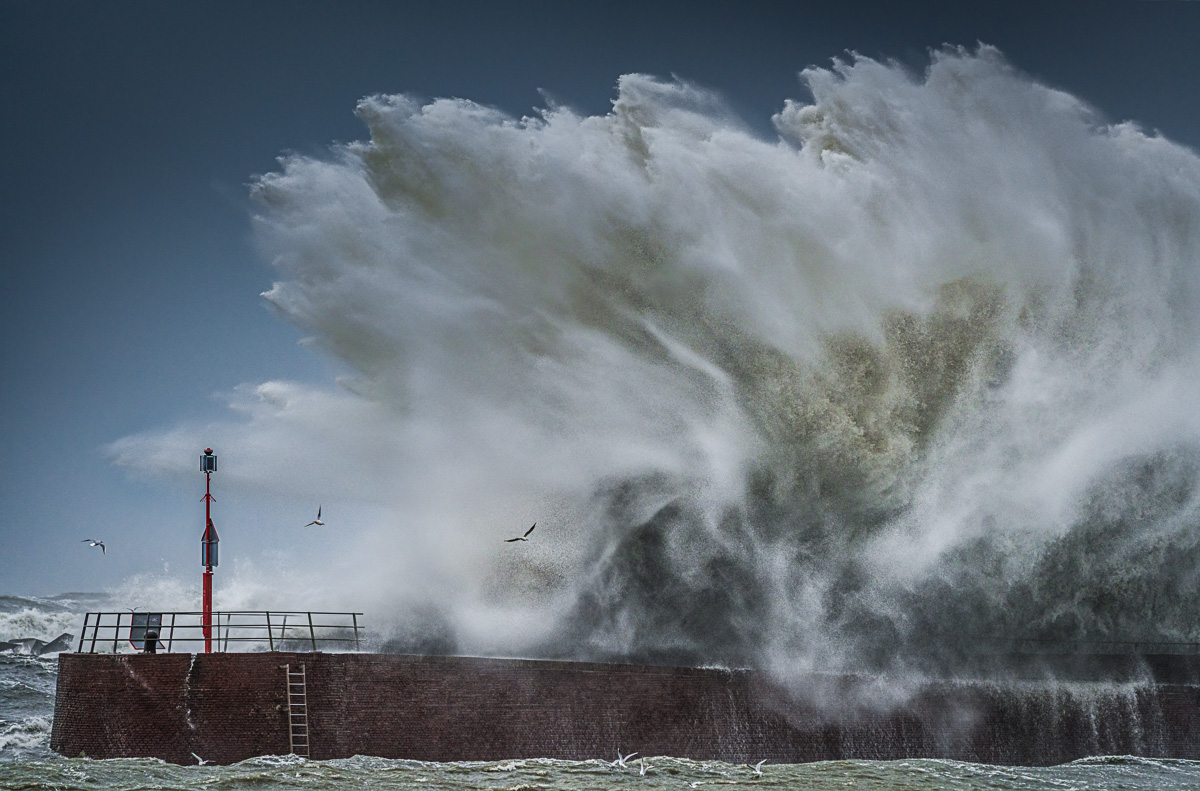 Storm Corrie en de Scheveningse pier bij het havenhoofd