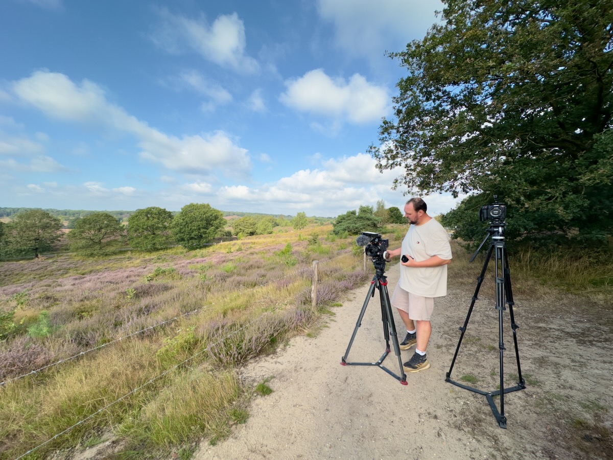 Cameraman maakt zijn film apparatuur gereed