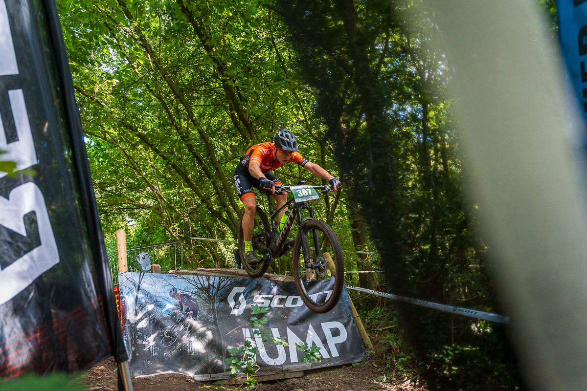 Jump! Tijdens het KNWU Scott NK Mountainbike 2024 op het Hulsbeek Oldenzaal