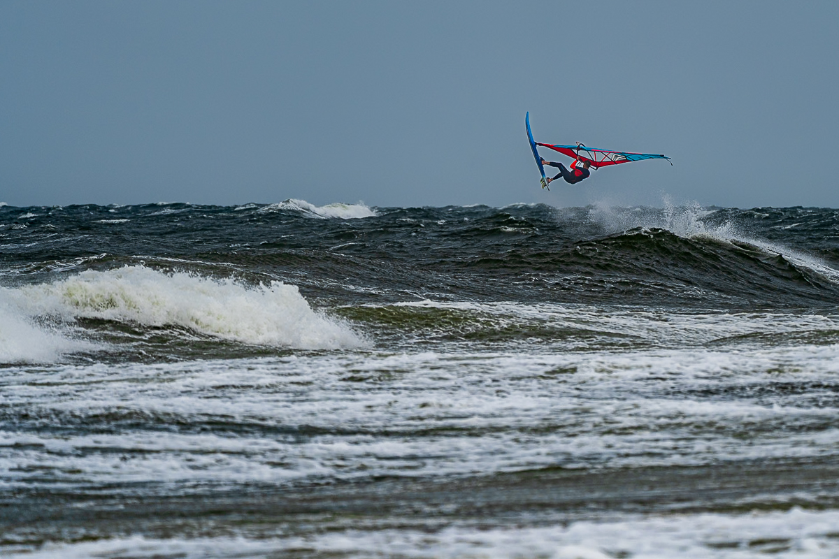 Windsurfer bedwingt de golven op Texel